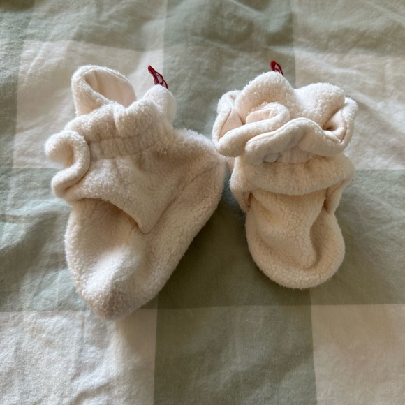 Zutano baby booties in cream fleece - Picture 1 of 1